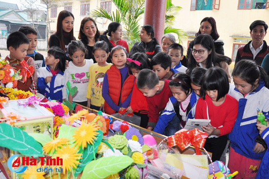 Rộn ràng "Hội chợ xuân" của học sinh Trường TH Nam Hà ảnh 2 ron rang hoi cho xuan cua hoc sinh truong th nam ha