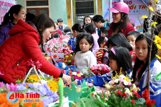 ron rang hoi cho xuan cua hoc sinh truong th nam ha