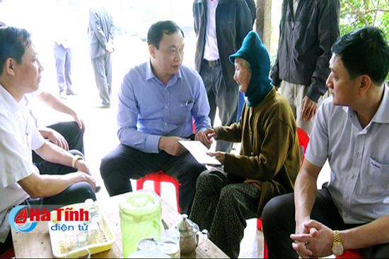 huyen duc tho trao 221 trieu ho tro nguoi dan lu lut binh dinh
