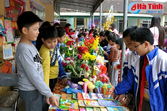 ron rang hoi cho xuan cua hoc sinh truong th nam ha