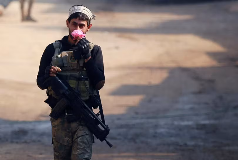 photo canh dau sung ac liet tren cac con pho o dong mosul