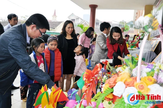 ron rang hoi cho xuan cua hoc sinh truong th nam ha