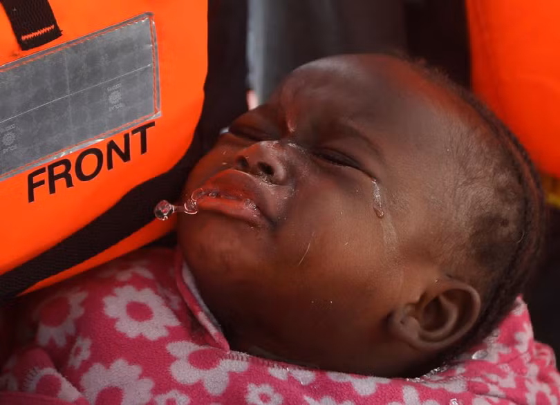 photo khoanh khac giai cuu hang tram nguoi di cu lenh denh tren dia trung hai
