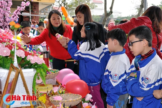 ron rang hoi cho xuan cua hoc sinh truong th nam ha