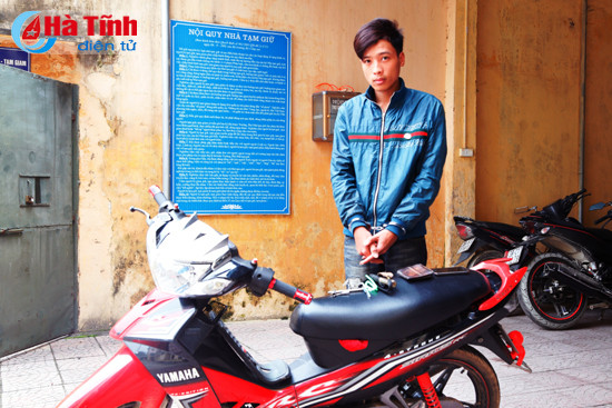 dang nhay xe may thi bi cong an so gay