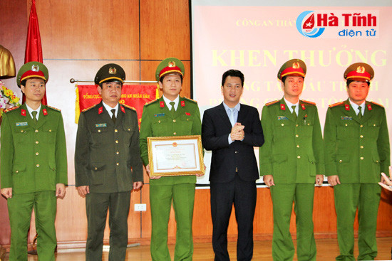 chu tich ubnd tinh dang quoc khanh khen thuong cong an tp ha tinh