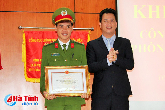 chu tich ubnd tinh dang quoc khanh khen thuong cong an tp ha tinh