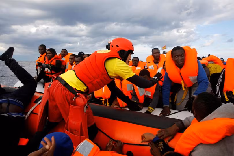 photo khoanh khac giai cuu hang tram nguoi di cu lenh denh tren dia trung hai