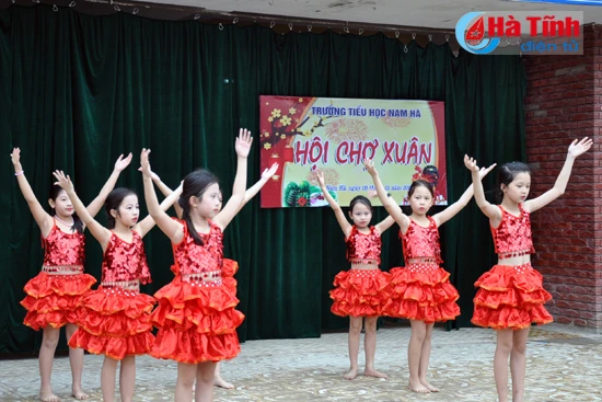 ron rang hoi cho xuan cua hoc sinh truong th nam ha