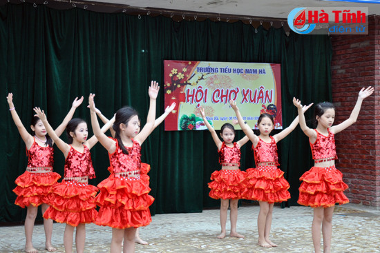 Rộn ràng "Hội chợ xuân" của học sinh Trường TH Nam Hà ảnh 11 ron rang hoi cho xuan cua hoc sinh truong th nam ha