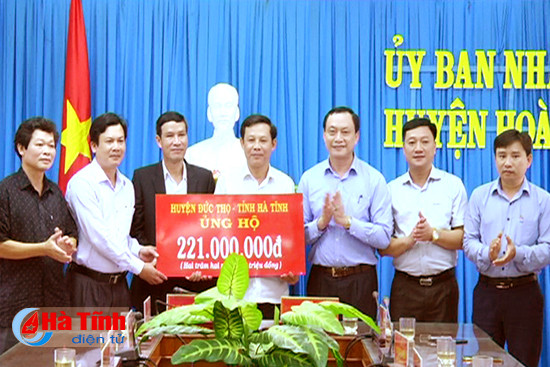 huyen duc tho trao 221 trieu ho tro nguoi dan lu lut binh dinh