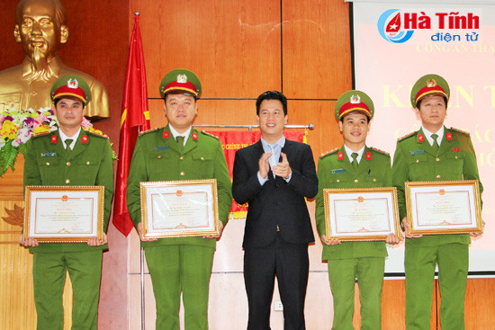 chu tich ubnd tinh dang quoc khanh khen thuong cong an tp ha tinh