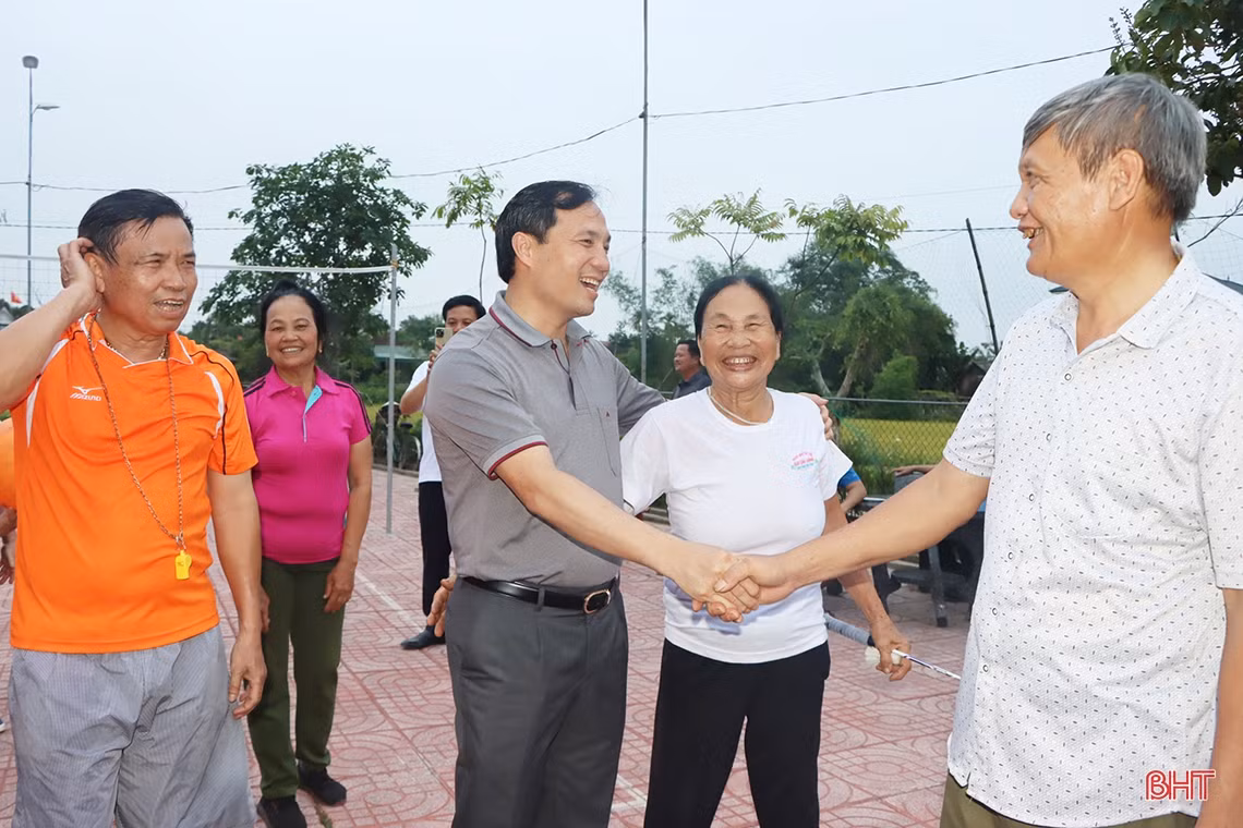 Người dân phấn khởi đón tiếp Bí thư Tỉnh ủy và cầu thủ Công Vinh đến kiểm tra nhà văn hóa cộng đồng