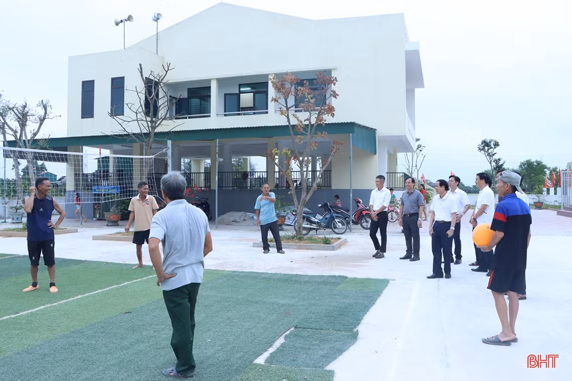 Người dân phấn khởi đón tiếp Bí thư Tỉnh ủy và cầu thủ Công Vinh đến kiểm tra nhà văn hóa cộng đồng