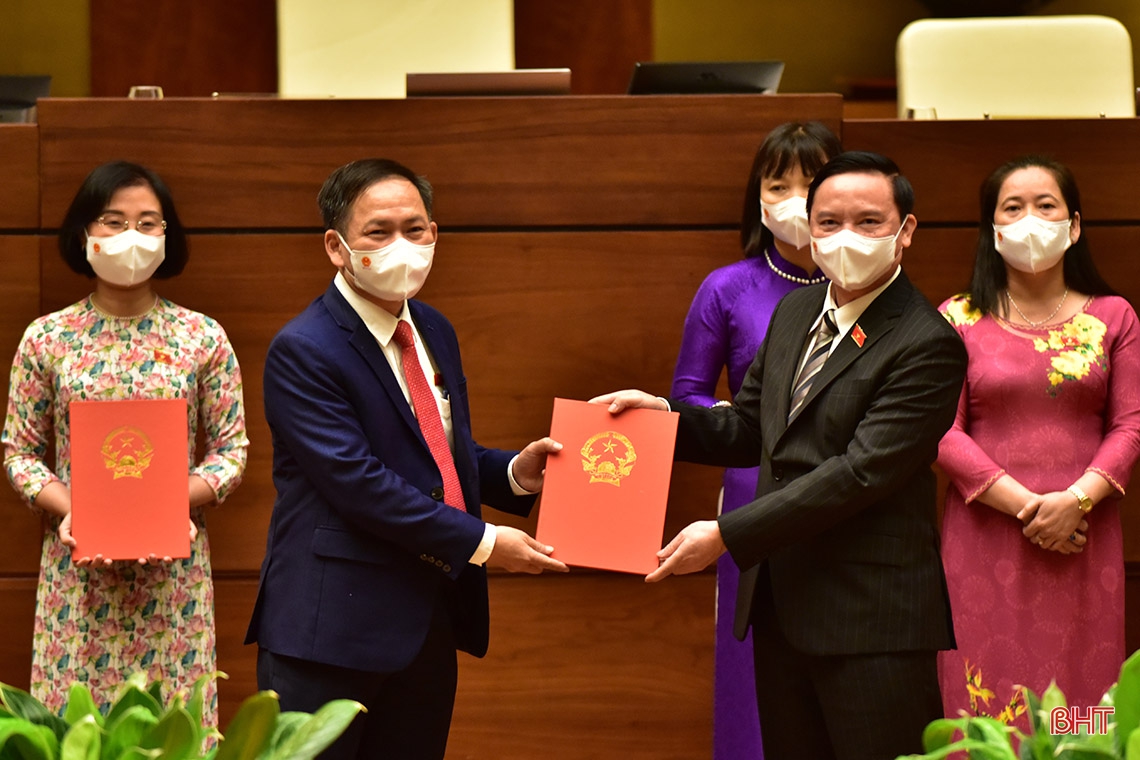 Phê chuẩn đồng chí Hoàng Trung Dũng - Bí thư Tỉnh ủy giữ chức Trưởng đoàn ĐBQH Hà Tĩnh