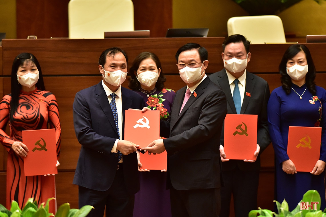 Phê chuẩn đồng chí Hoàng Trung Dũng - Bí thư Tỉnh ủy giữ chức Trưởng đoàn ĐBQH Hà Tĩnh