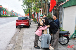 “Nặng lòng” những chiếc vali ngày Tết