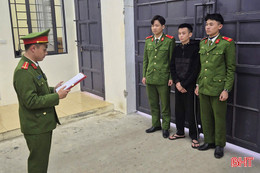 Khởi tố đối tượng tàng trữ trái phép chất ma túy