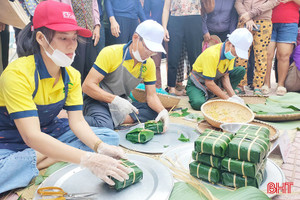 Rộn ràng hội thi gói bánh chưng ở Cẩm Xuyên