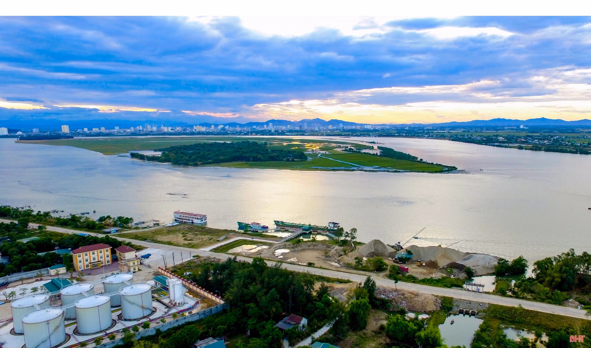 Về “Nghi Xuân bát cảnh”