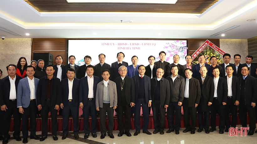 Lãnh đạo tỉnh chúc mừng Giáng sinh Tòa Giám mục Giáo phận Hà Tĩnh