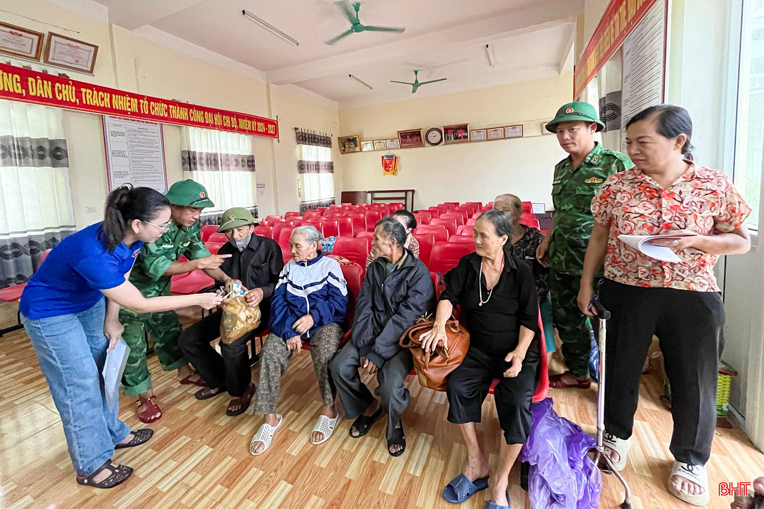 ដោយកំណត់ថា ព្យុះទី៥ មានខ្យល់បក់ខ្លាំង ល្បឿនផ្លាស់ទីលឿន និងឥទ្ធិពលទូលំទូលាយ នៅរសៀលថ្ងៃនេះ ឃុំធៀនខេម បានចល័តកម្លាំងភ្លាមៗ និងមធ្យោបាយរៀបចំជម្លៀសគ្រួសារនៅតំបន់គ្រោះថ្នាក់ទៅកាន់ទីទួលសុវត្ថិភាព។ នៅក្នុងរូបថត៖ មនុស្សចាស់ត្រូវបានប្រមូលផ្តុំគ្នានៅផ្ទះវប្បធម៌នៃភូមិ Xuan Bac (ឃុំ Thien Cam) ដើម្បីយកទៅកន្លែងសុវត្ថិភាព។ bqbht_br_st1.jpg