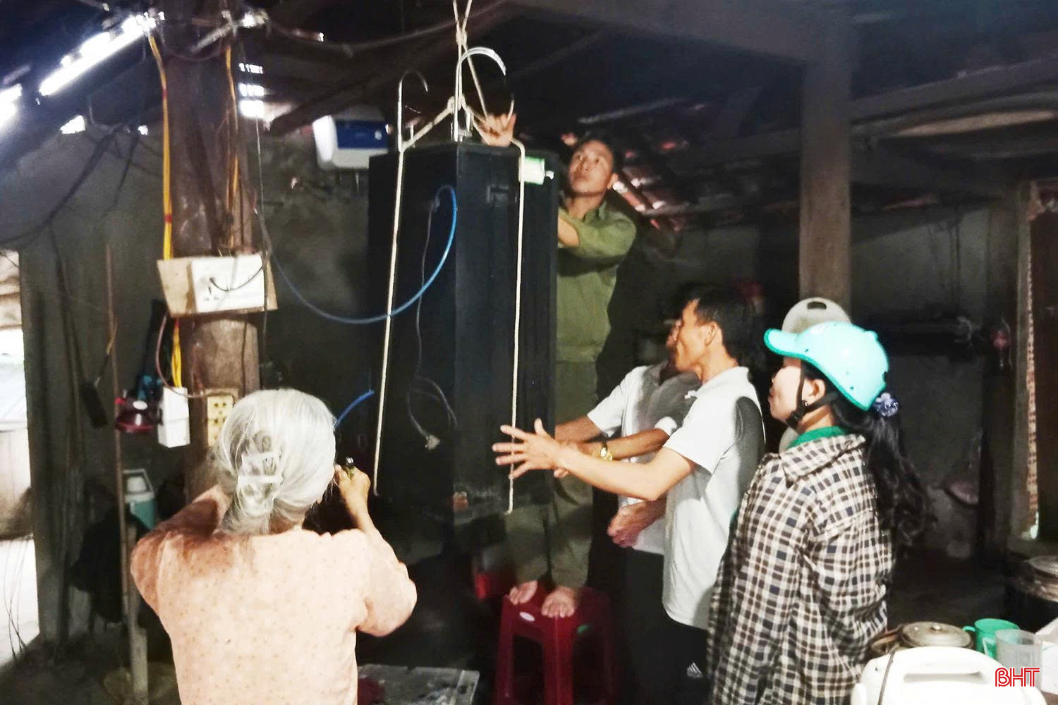 អាជ្ញាធរឃុំ Huong Do បានចល័តកម្លាំងប៉ូលិស យោធា និងយុវជន ដើម្បីគាំទ្រប្រជាជន ជម្លៀស និងផ្លាស់ប្តូរគ្រឿងសង្ហារឹម ទ្រព្យសម្បត្តិ និងសត្វចិញ្ចឹមទៅកាន់ទីទួលខ្ពស់។ bqbht_br_a774afec9e4816164f59.jpg