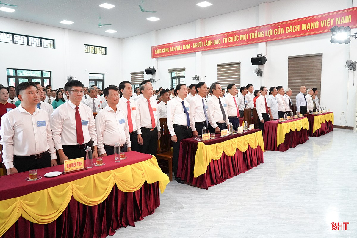 Đại biểu thực hiện nghi lễ chào cờ. bqbht_br_dh1-8013.jpg