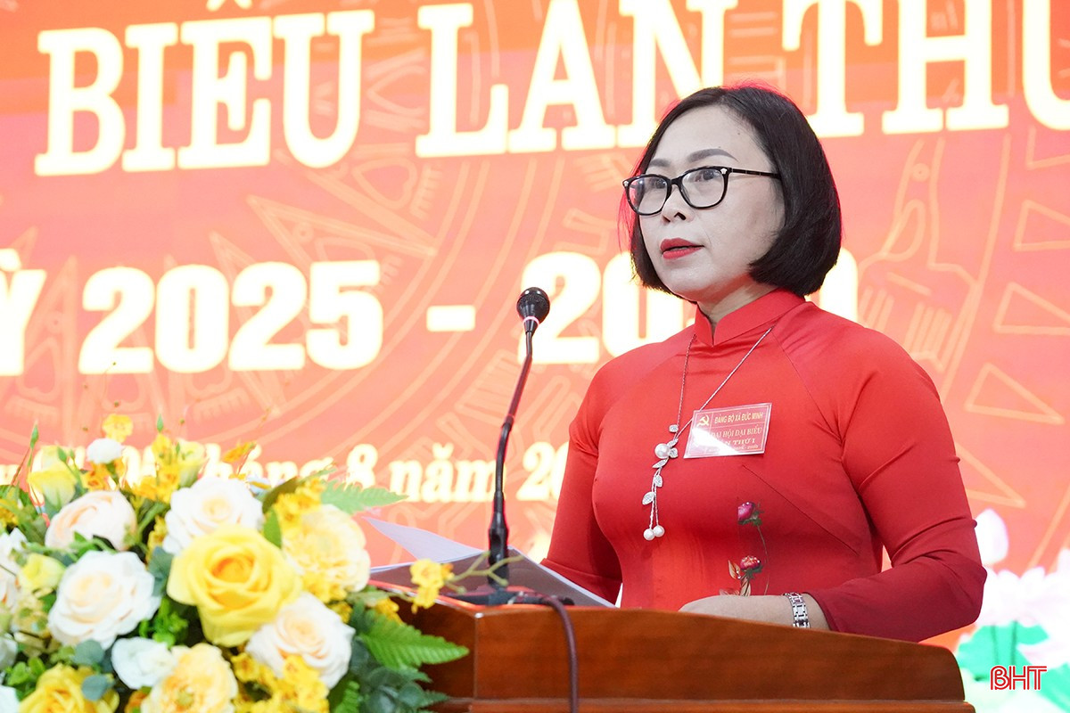 Đồng chí Cù Thị Mỹ Hiệp - Bí thư Đảng ủy, Chủ tịch HĐND xã trình bày dự thảo báo cáo chính trị. bqbht_br_dh3.jpg