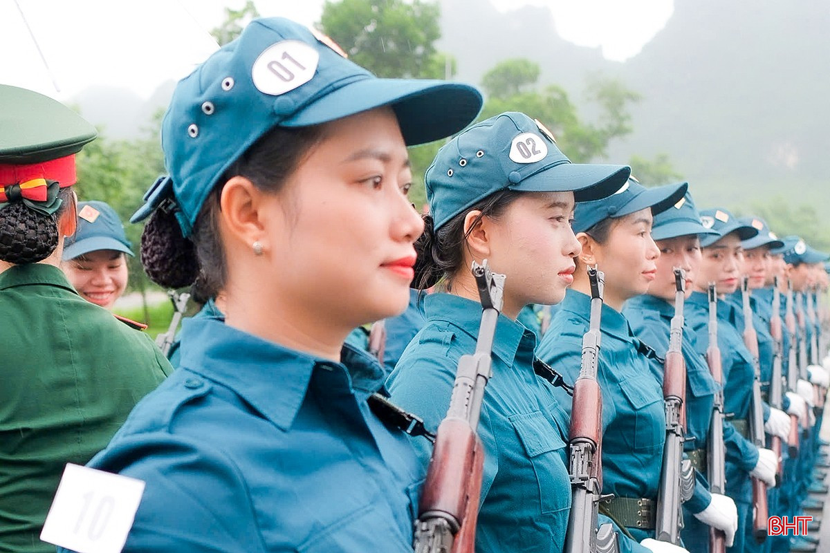 Chị Trần Thị Tuyết Thương (ngoài cùng) miệt mài tập luyện cho lễ diễu binh, diễu hành. bqbht_br_1d-821.jpg