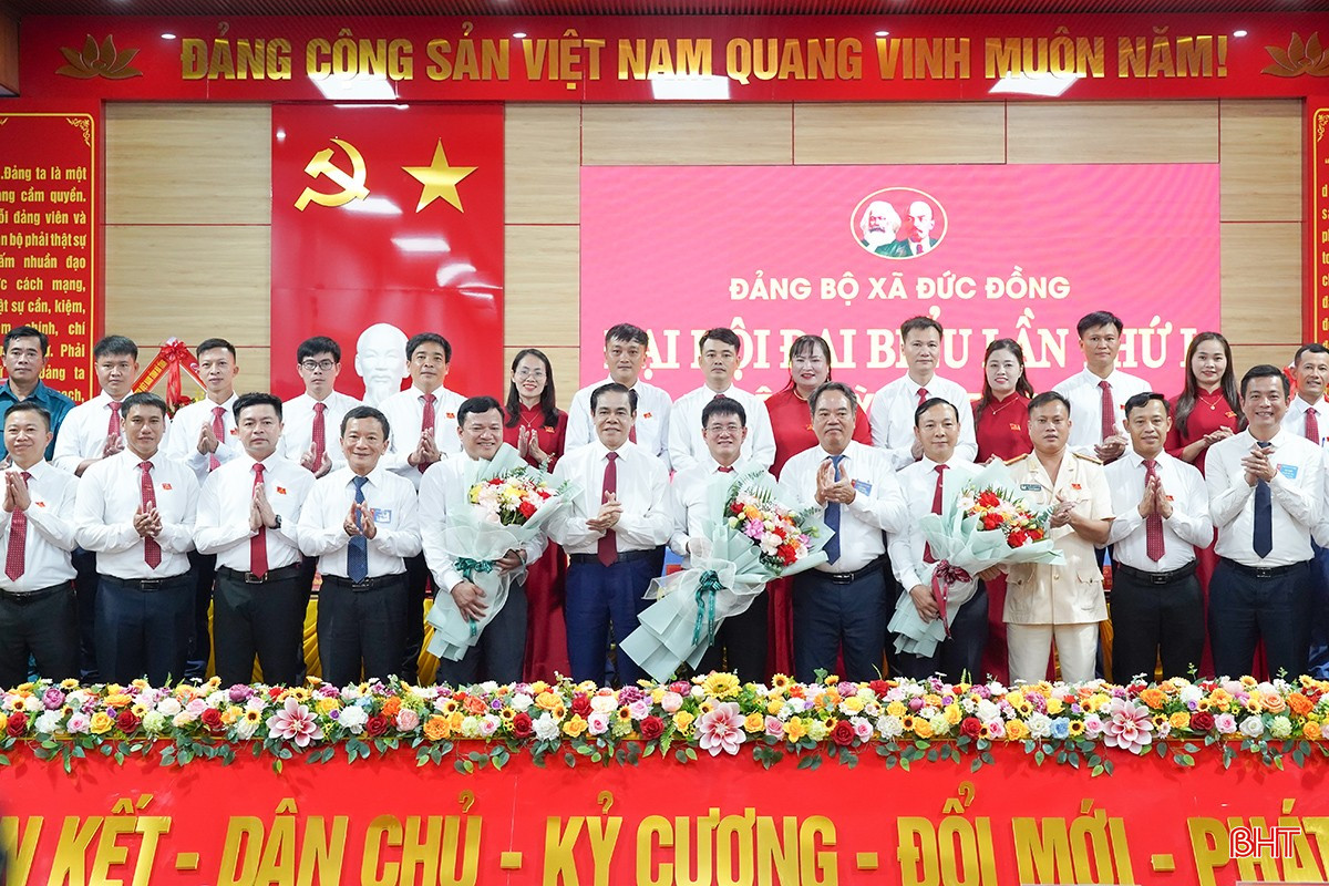 Chủ tịch UBND tỉnh Võ Trọng Hải, Trưởng ban Nội chính Tỉnh ủy Nguyễn Đình Hải, Phó Chủ tịch HĐND tỉnh Trần Văn Kỳ tặng hoa chúc mừng Ban Chấp hành nhiệm kỳ mới. bqbht_br_d10.jpg