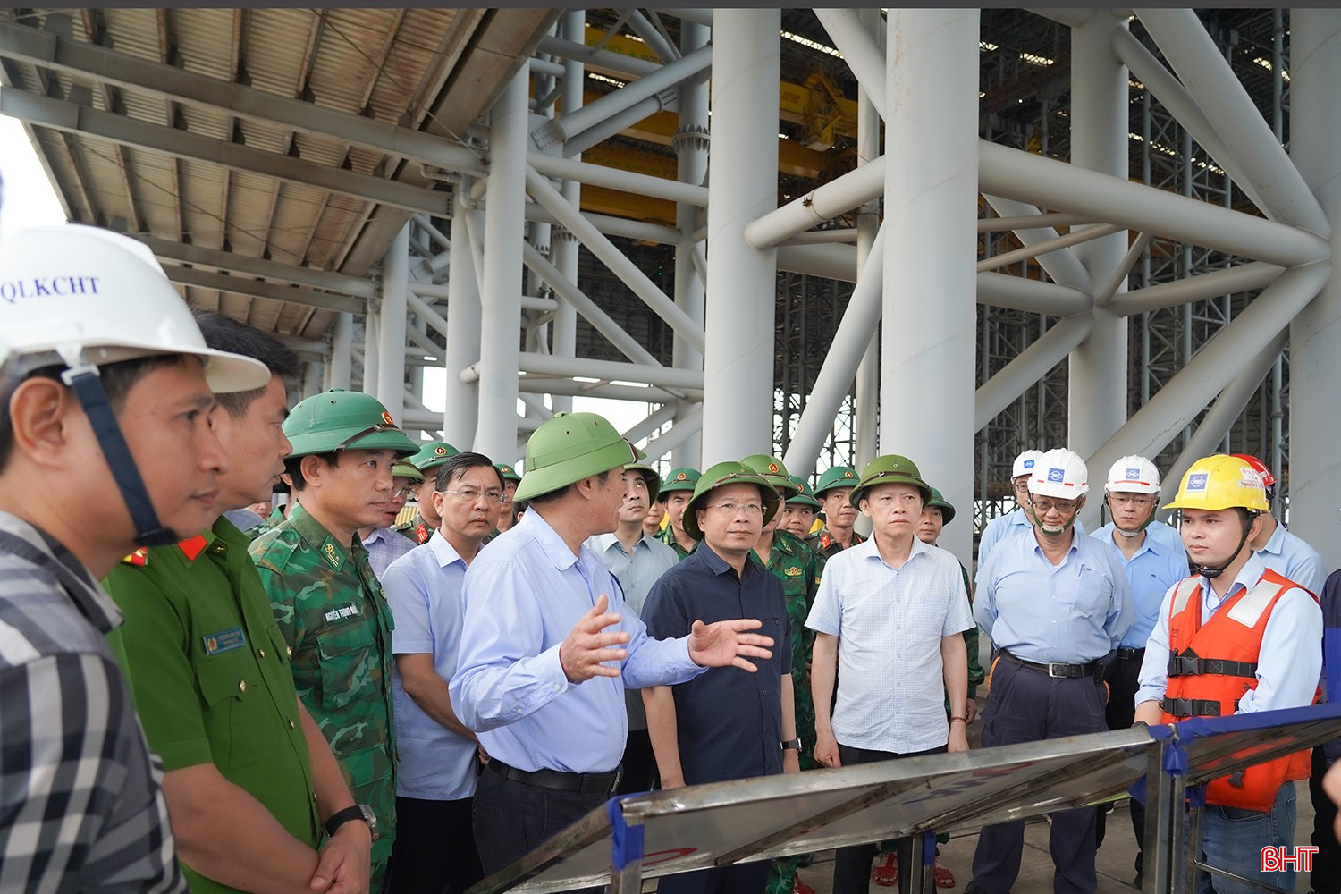 Bí thư Tỉnh ủy kiểm tra tại cảng nước sâu Sơn Dương. Bí thư Tỉnh ủy kiểm tra tại cảng nước sâu Sơn Dương.