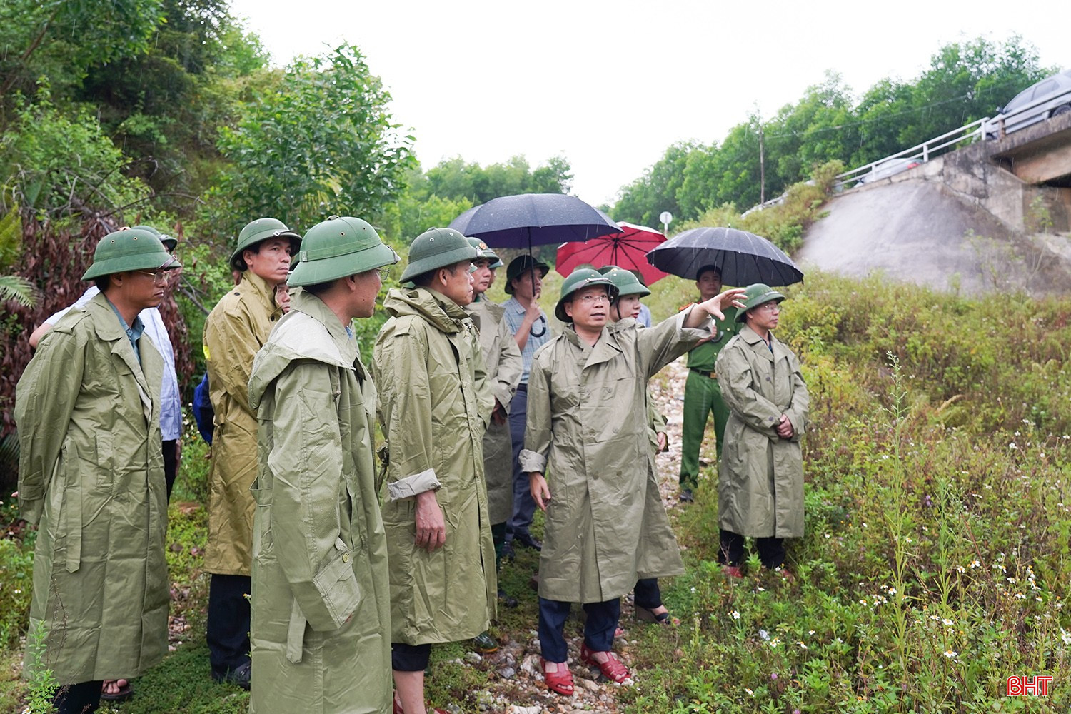 Bí thư Tỉnh ủy kiểm tra cầu dẫn lên hồ thượng Sông Trí (xã Kỳ Hoa) Bí thư Tỉnh ủy kiểm tra cầu dẫn lên hồ thượng Sông Trí (xã Kỳ Hoa)