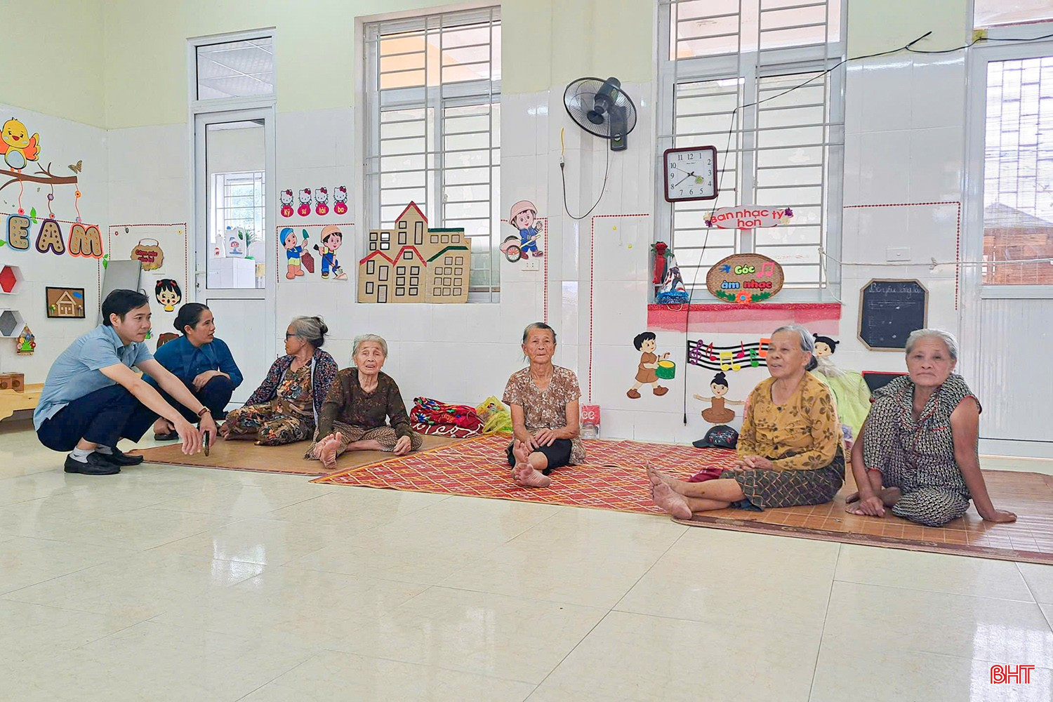 នៅរសៀលថ្ងៃនេះ ឃុំ Dan Hai បានជម្លៀសប្រជាពលរដ្ឋចំនួន ១.២៥៥ គ្រួសារ ដែលមានប្រជាជនជាង ២.៨២៧ នាក់ ទៅកាន់ទីទួលសុវត្ថិភាព។ សាលារៀនក្នុងតំបន់ត្រូវបានទាមទារជាជម្រកសម្រាប់គ្រួសារអំឡុងពេលមានខ្យល់ព្យុះ។ bqbht_br_st9.jpg