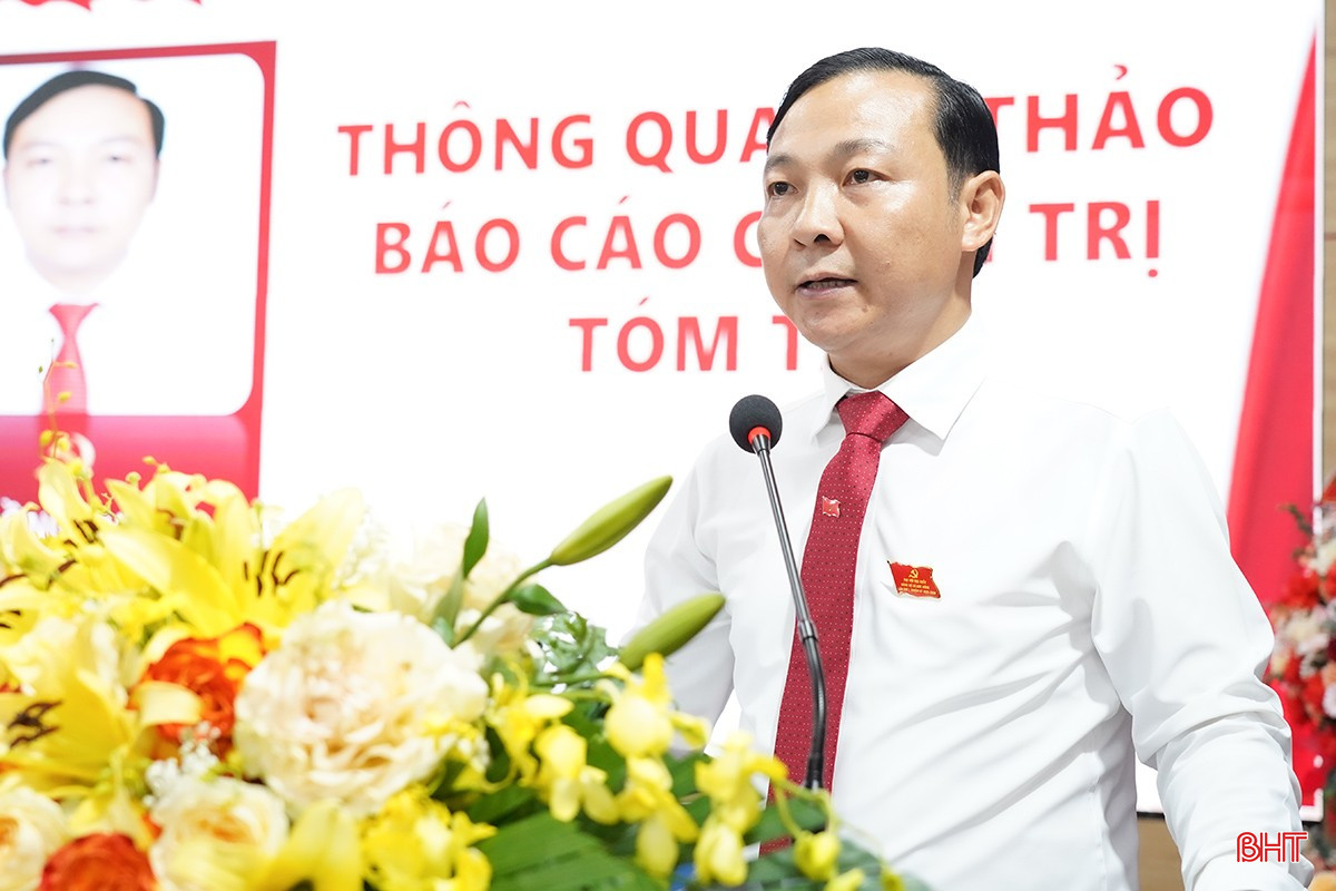Đồng chí Trần Cao Cường – Phó Bí thư Thường trực Đảng ủy xã trình bày dự thảo báo cáo chính trị. bqbht_br_d5.jpg