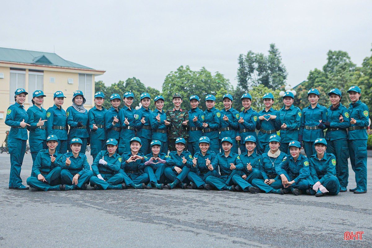 Các nữ dân quân, quân nhân Hà Tĩnh chụp ảnh kỷ niệm sau những giờ phút luyện tập trên thao trường. bqbht_br_1dd.jpg