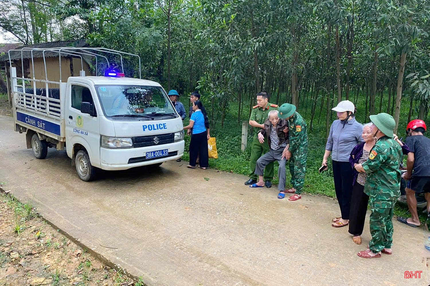 នៅឃុំ Huong Xuan អាជ្ញាធរមូលដ្ឋានបានចល័តកម្លាំងប៉ូលិស យោធា និងយុវជន ដើម្បីគាំទ្រដល់ប្រជាជន ជាពិសេសមនុស្សចាស់នៅតំបន់ដែលប្រឈមនឹងការបាក់ដី និងទឹកជំនន់ ដើម្បីជម្លៀសទៅកាន់កន្លែងមានសុវត្ថិភាព។ bqbht_br_a37f165720f3a8adf1e2.jpg