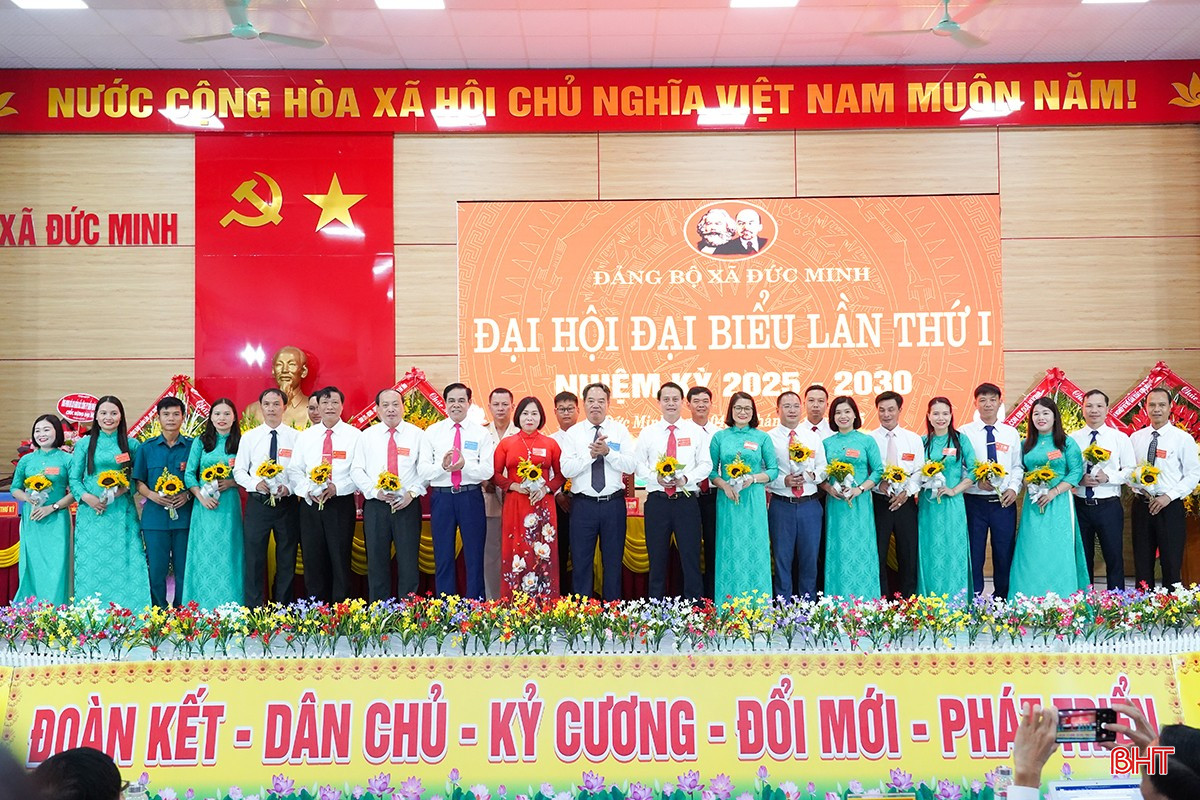 Chủ tịch UBND tỉnh Võ Trọng Hải, Trưởng ban Nội chính Tỉnh ủy Nguyễn Đình Hải tặng hoa chúc mừng Ban Chấp hành nhiệm kỳ mới. bqbht_br_kt1.jpg