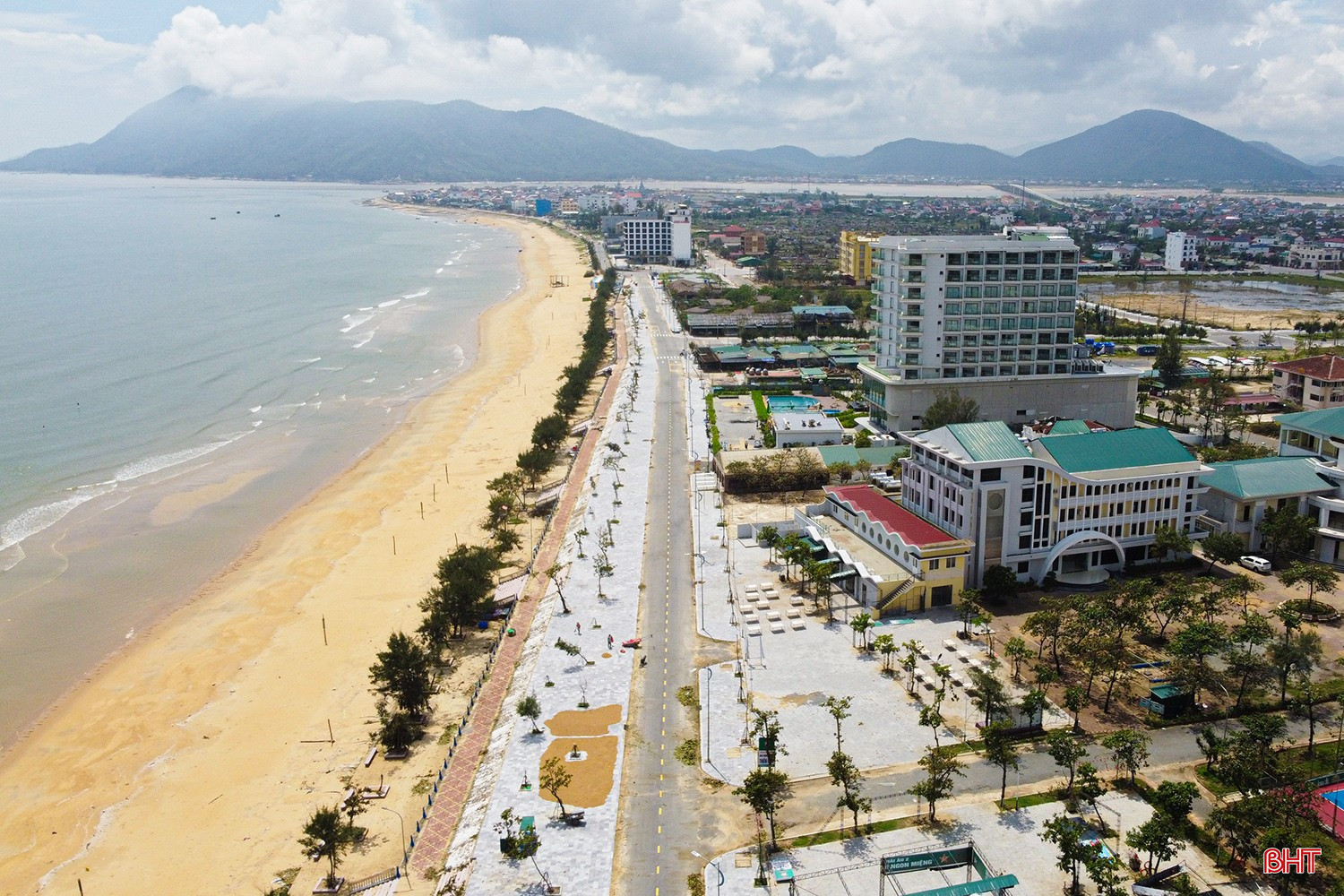 Im Thien Cam Beach Resort (Gemeinde Thien Cam) waren die Wiederaufbauarbeiten nach dem Sturm Nr. 5 im Wesentlichen abgeschlossen. Die Küste wurde gesäubert, umgestürzte Bäume wurden behandelt, Müll eingesammelt und die Strom- und Wasserversorgung schrittweise wiederhergestellt. bqbht_br_c5.jpg