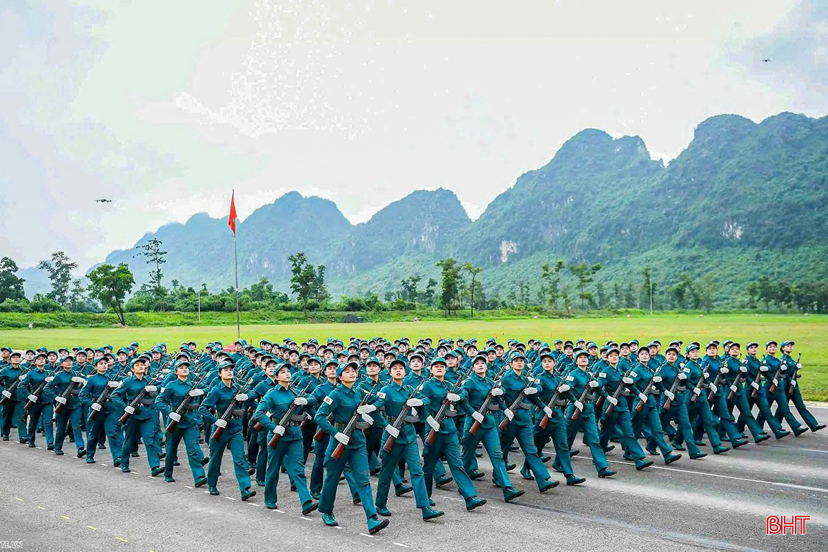 Từng bước chân đều tăm tắp, từng hàng quân ngay ngắn, hình ảnh người phụ nữ Hà Tĩnh hiện lên mạnh mẽ, bản lĩnh giữa đội hình danh dự của Tổ quốc. bqbht_br_1d.jpg