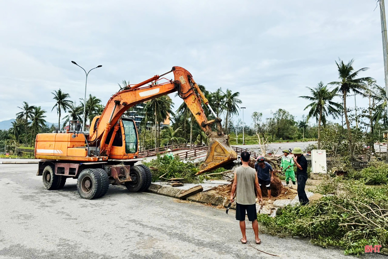 Im Touristengebiet Xuan Thanh (Gemeinde Tien Dien) entstanden während des Sturms durch starke Windböen große Schäden. Insbesondere die Baumbepflanzung wurde zerstört, die Geschäfte beschädigt und die Dächer weggeweht. Die Verwaltung der öffentlichen Dienste und Touristenattraktionen von Nghi Xuan mobilisiert ein Maximum an Personal und Mitteln, um die beschädigte Baumbepflanzung zu beseitigen und zu entfernen. Die Geschäfte reparieren die Geschäfte proaktiv, um bald wieder Kunden begrüßen zu können. bqbht_br_c7.jpg
