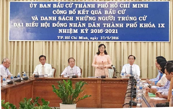 Sáng 27/5, bà Nguyễn Thị Quyết Tâm - Chủ tịch Ủy ban bầu cử TPHCM công bố kết quả bầu cử và danh sách những người trúng cử ĐB HĐND TPHCM khóa IX, nhiệm kỳ 2016 -2021. Ảnh SGGP danh sach dai bieu hdnd 62 tinh thanh pho