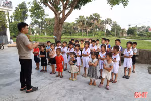 Độc đáo lớp học "Dạ chú Tuấn"
