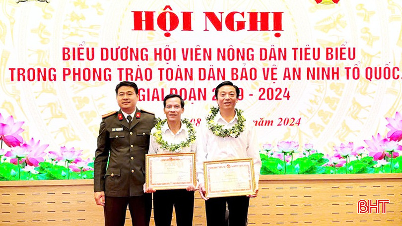 Ông Đinh Công Tịu - Chủ tịch Hội Nông dân Hương Khê, đại diện tập thể (ngoài cùng bên phải) và ông Lê Văn Lục - Chủ tịch Hội Nông dân xã Quang Thọ (đứng giữa) chụp ảnh lưu niệm tại hội nghị. bqbht_br_1.jpg
