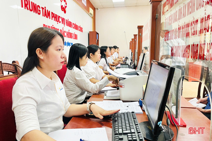 Các nội dung học tập chuyển đổi số sẽ tiếp tục được Sở KH&CN mở rộng, cập nhật nhằm hỗ trợ các doanh nghiệp, đơn vị hành chính sự nghiệp, cán bộ, công nhân, viên chức và người dân trong việc tiếp cận với các công nghệ mới (Trong ảnh; hoạt động tại Trung tâm Phục vụ hành chính công phường Bắc Hồng Lĩnh). bqbht_br_bac-hong-linh.jpg