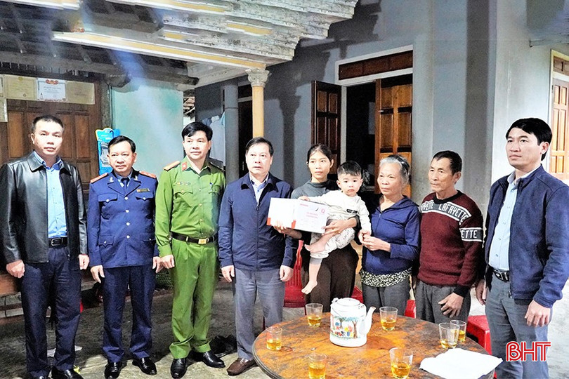 Đoàn công tác đã đến thăm hỏi gia đình chị Nguyễn Thị Xuân (SN 1986, trú tại thôn 4, xã Hà Linh, Hương Khê) có chồng là anh Nguyễn Văn Hào (SN 1983) bị TNGT tử vong vào tháng 6/2024. Gia đình hoàn cảnh khó khăn, cha mẹ già yếu, chị Xuân một mình nuôi 3 con còn nhỏ.