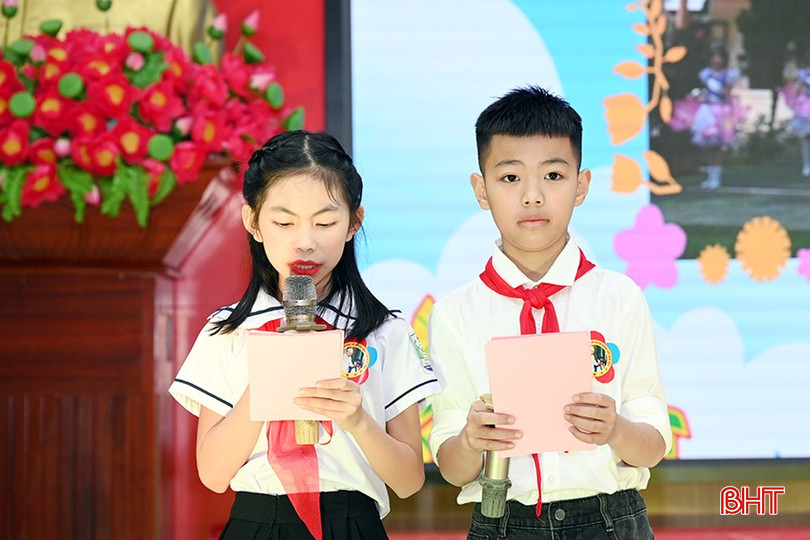 Đại diện đội viên thiếu nhi huyện Hương Khê thuyết trình song ngữ về kết quả thành tích 5 năm thực hiện phong trào thi đua “Thiếu nhi Hương Khê thi đua làm theo 5 điều Bác Hồ dạy”. bqbht_br_3.jpg