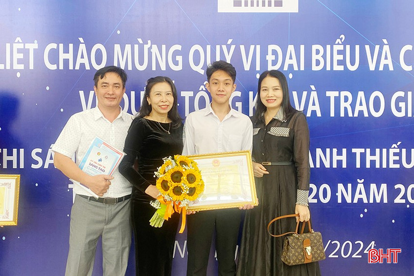 Em Trần Sỹ Nhiên và đoàn đại biểu tỉnh Hà Tĩnh tại lễ tổng kết cuộc thi. bqbht_br_1.jpg