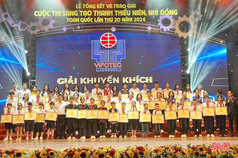 Ban Tổ chức cuộc thi trao 106 giải thưởng cho các đề tài. bqbht_br_3.jpg