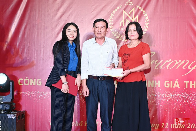 Trong dịp khai trương, Thành sen Group đã trao tặng 6 phần quà trị giá 6 triệu đồng cho các gia đình gặp hoàn cảnh khó khăn trên địa bàn thông qua đại diện tổ dân phố 1, phường Bắc Hà. bqbht_br_2.jpg